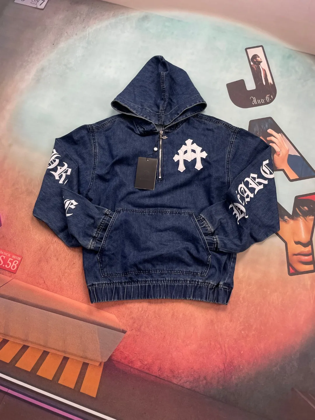 🅿️280 🔘Style number-KL251 🔘Cro heart𝐂𝐡𝐫𝐨𝐦𝐞 𝐇𝐞𝐚𝐫𝐭 25SS Sanskrit letter cross patchwork leather denim hooded jacket* Croixin’s designs are always eye-catching, and this new half-zip denim sweatshirt and hoodie is even more stunning! The simple blue and white color scheme is particularly refreshing, and the loose fit is super casual. It doesn't matter your figure, and looks good on anyone who wears it. Classic denim fabric with unparalleled texture. It is full of details, the leather logo is exquisite and luxurious, and the Sanskrit print adds a mysterious artistic atmosphere. Whether you are out on the street or hanging out with friends, this jacket can easily make you the center of attention. The matching suggestions are as follows: Casual sports style: wear a white or black pure cotton sports T-shirt underneath, and a pair of leggings sports pants, such as black or gray sweatpants. Put on a pair of sneakers, like Nike's Air Force 1 or Adidas' shell toe, and carry a simple backpack, which is full of energy and fashion. Street fashion style: Pair it with a pair of black or dark blue loose jeans, preferably with some holes or graffiti elements. Wear a short, colorful T-shirt from a trendy brand, such as a bright T-shirt from Stüssy. Put on a baseball cap, a pair of sunglasses, and a pair of high-top canvas shoes, such as Converse's high-top models, and you will instantly feel street fashion. Casual and lazy style: wear a loose white bottoming shirt and a pair of light-colored wide-leg pants, such as khaki or off-white. Wear a pair of casual mules or sneakers on your feet. The overall look is casual and lazy, perfect for going out or on vacation.  Size: S M L (46.48.50) Color: Blue
